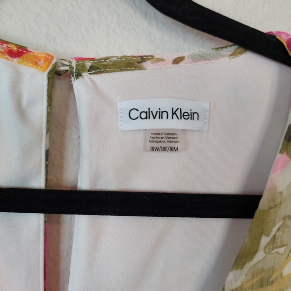 Calvin Klein Plus Size Printed V-Neck Bell-Sleeve Shift Dress Size 18W - Picture 4 of 9